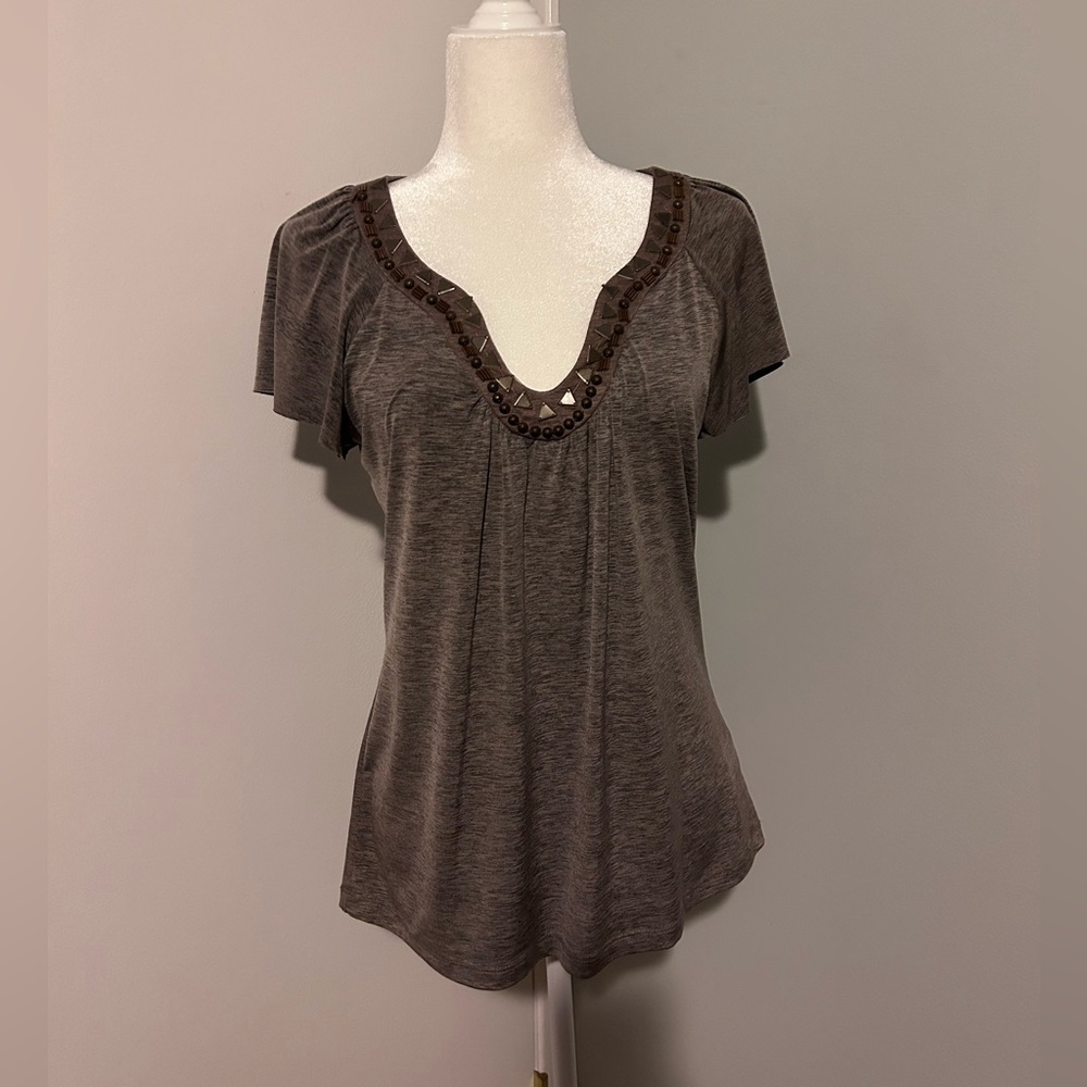 AGB medium top , short sleeves, brown color, with design in the front